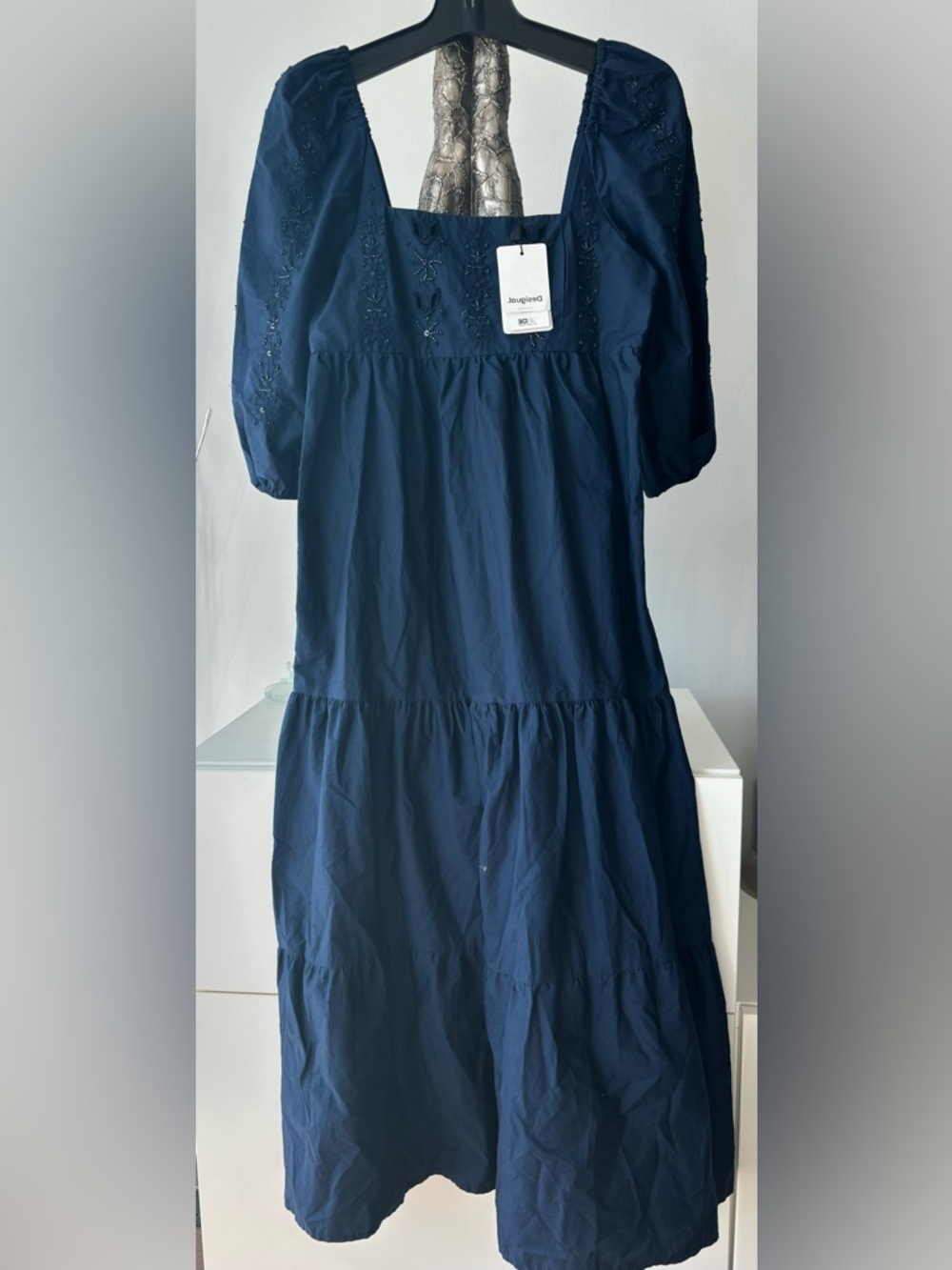 NWT💥Navy Embroidered Puff Sleeve 100% cotton. Midi Dress. XS